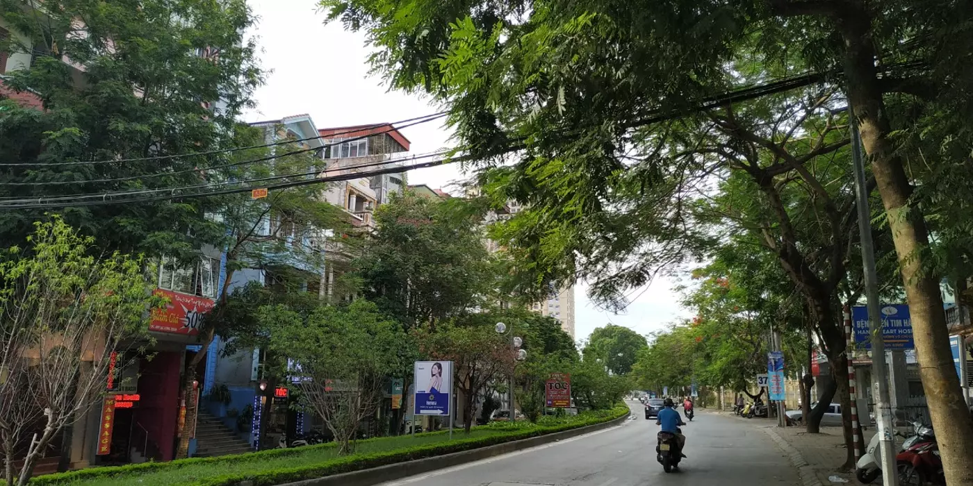 Lạc Long Quân, ngõ thông, oto tránh, 2 thoáng, 34 m2, 5 tầng, giá chỉ 17 tỷ