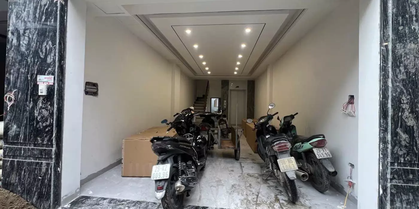 Cần Tiền bán gấp nhà tại tư đình long biên hà nội . nhà 7 tầng thang máy và đang hoàn thiện .