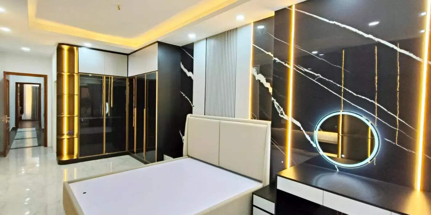 Bán nhà phố 8 tháng 3 phân lô 5 tầng thang máy long lanh ô tô tránh vào nhà hai bà trưng
