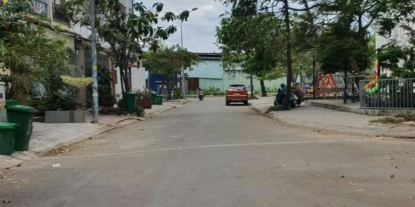 Bán nhà mặt phố Q.9, 70m2, 4 tầng, 5.8 tỷ, sổ đỏ
