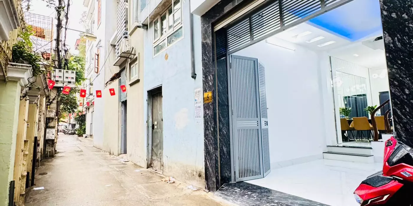 BÁN NHÀ TRUNG TÂM CẦU GIẤY Ô TÔ ĐỖ CỬA PHÂN LÔ NGÕ THÔNG THOÁNG NHÀ ĐẸP CHỈ 8,3 TỶ