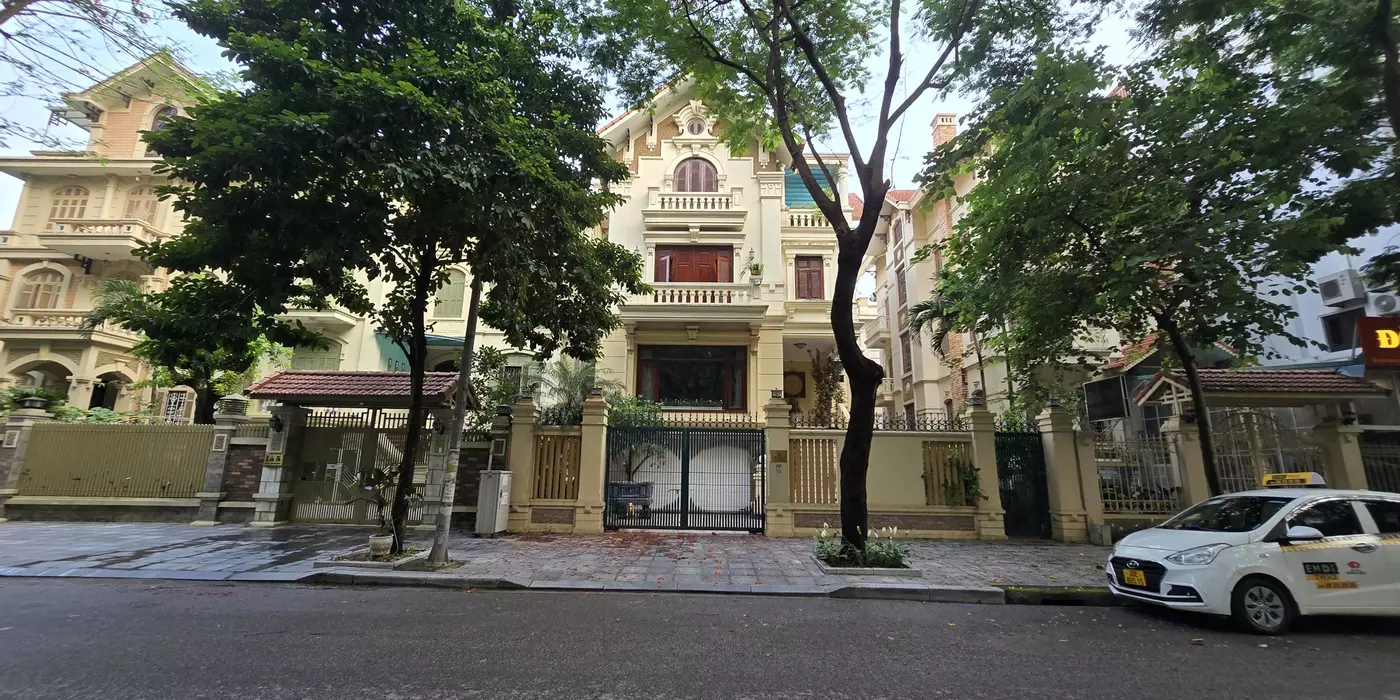 Bán biệt thự vị trí đẹp nhất bán đảo Linh Đàm view hồ, diện tích 254m2, mặt tiền 13m, giá chỉ 70 tỷ