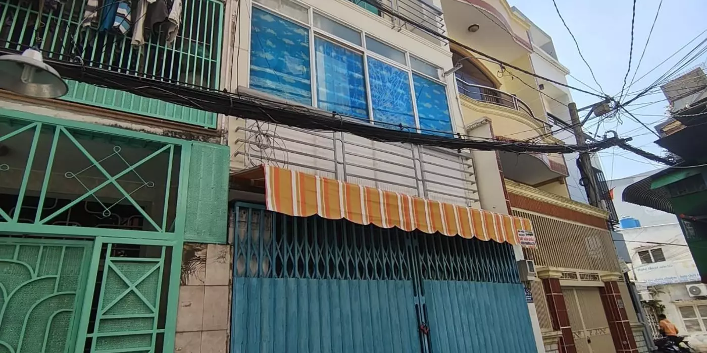 NHÀ BÁN TRUNG TÂM PHÚ NHUẬN SÁT BÊN PHỐ ẨM THỰC PHAN XÍCH LONG
HẺM TRƯỚC NHÀ GẦN 4M OTO THÔNG