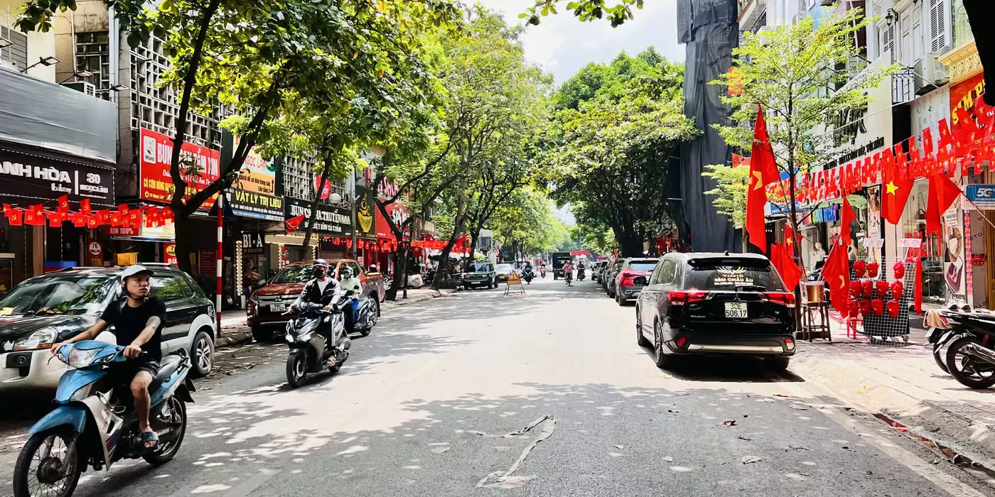 nhà đẹp Ngọc Lâm, 75m x 6tầng, vỉa hè, ôtô tránh, gần trường học + chung cư cao cấp, kinh doanh