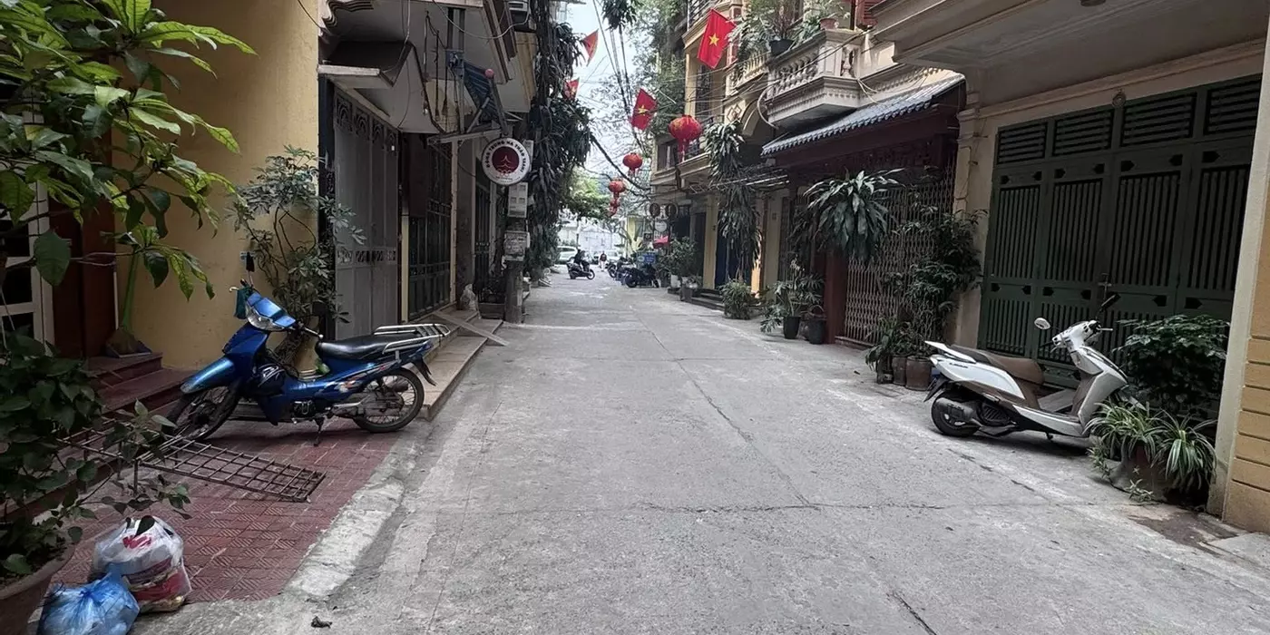 BÁN NHÀ NGÕ 1142 ĐÊ LA THÀNH BA ĐÌNH - NGÕ PHÂN LÔ Ô TÔ Ô TÔ TRÁNH KINH DOANH: 63M2 - 26.95 TỶ
