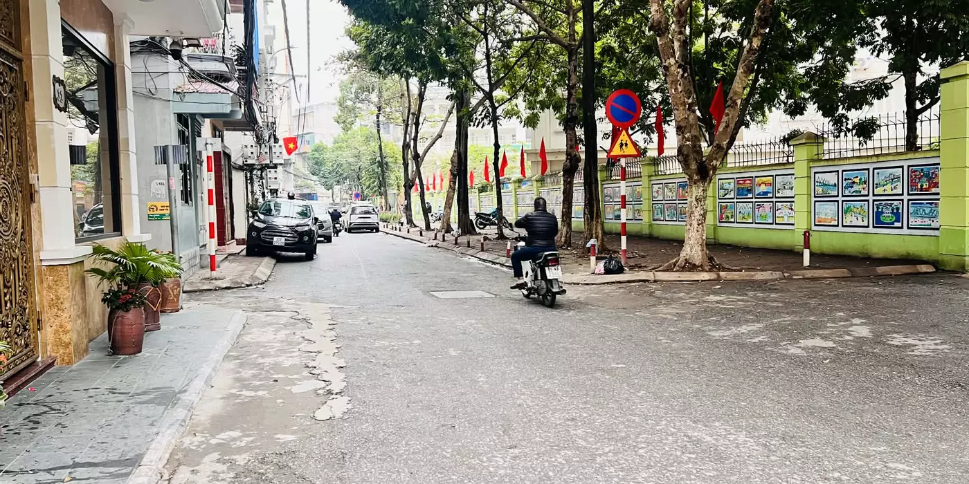 bán nhà Nguyễn Văn Cừ. 43m x 6tầng, MT 5.6m, 4 ngủ khép kín, 7 chỗ vào nhà