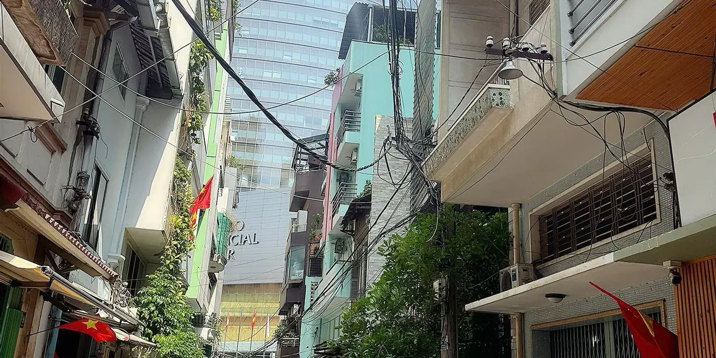 CHÍNH CHỦ CẦN BÁN NHÀ 3 MẶT TIỀN XE HƠI THÔNG ĐƯỜNG HÀM NGHI & HẢI TRIỀU & NGUYỄN HUỆ - VIEW TÒA