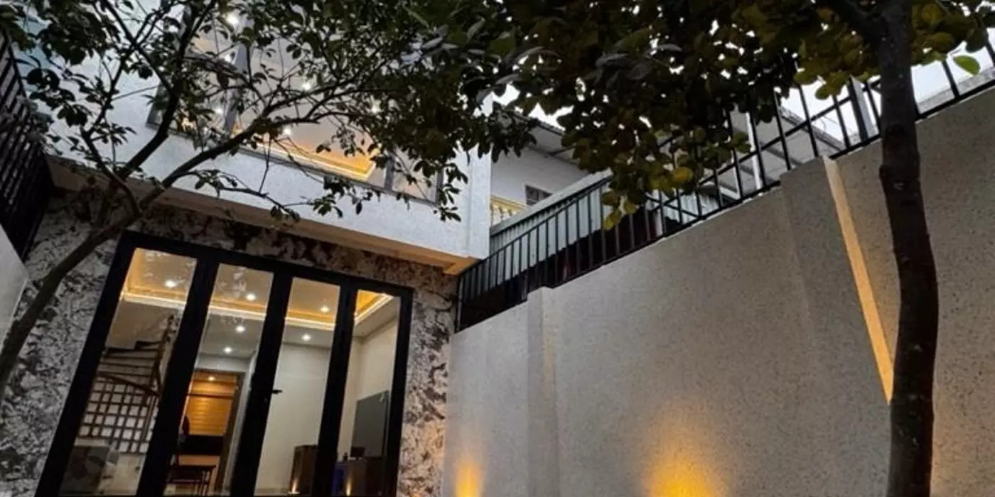 Bán nhà Hoa Lâm, Lệ Mật 70m x 4T sân vườn, oto thông, giá rẻ nhất khu vực