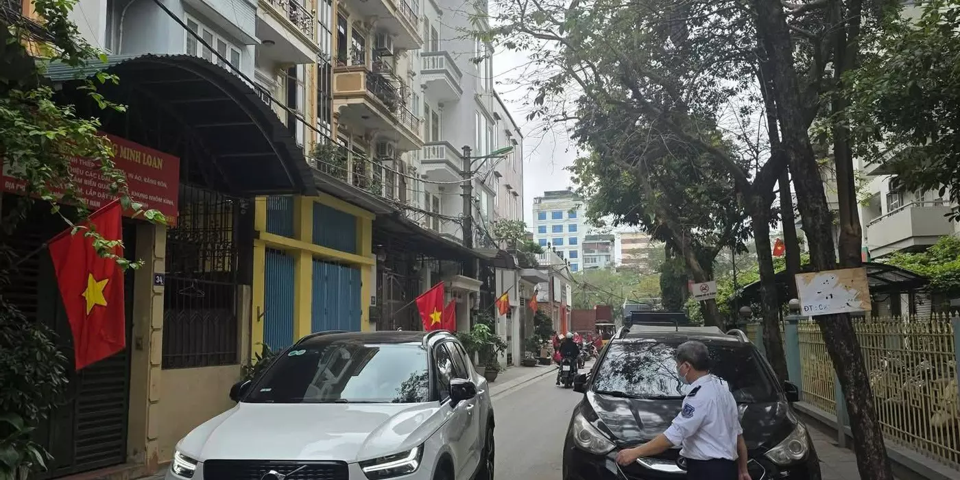Bán nhà khu phân lô Hoàng Quốc Việt, Cầu Giấy, vỉa hè ô tô, 48m, mặt tiền 5.3m, 18.5 tỷ