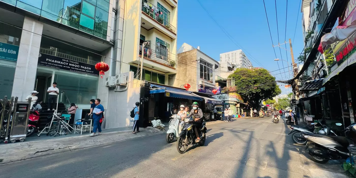 Tòa nhà ngang 10.5m gần sân bay – hơn 1.400m² sàn, phù hợp khai thác văn phòng