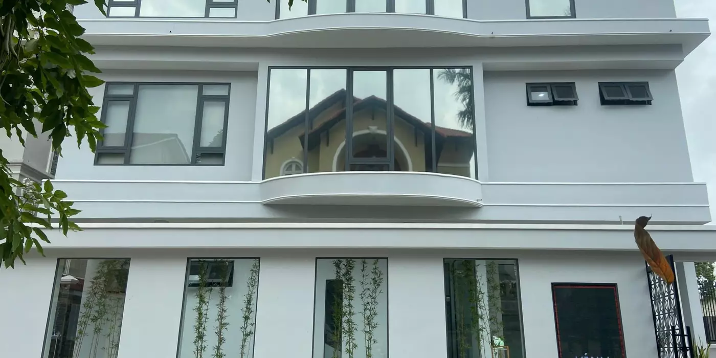 Biệt thự rộng 450m2 Thảo Điền - Compound bờ sông Nguyễn Văn Hưởng - 2 mặt tiền - 242tr/m2