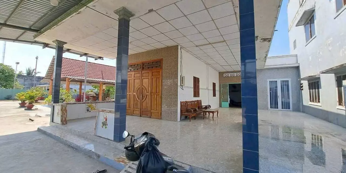 Bán nhà sân rộng ở KP7 , thị trấn Bến Lức dt 636m2 full thổ , 3pn ,2wc giá giảm còn 4,8 tỷ