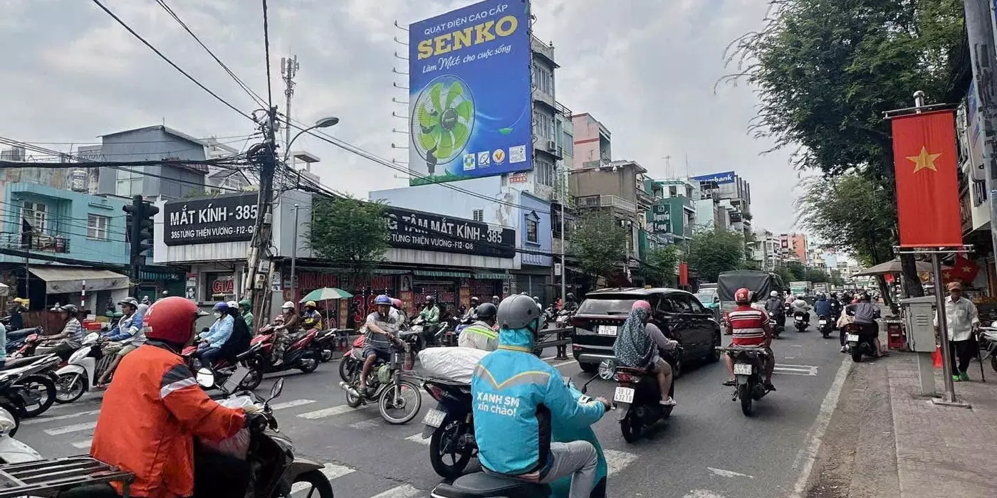 MẶT TIỀN TRẦN NGUYÊN HÃN QUẬN 8 – SÁT QUẬN 5 – VỈA HÈ RỘNG KINH DOANH ĐỈNH