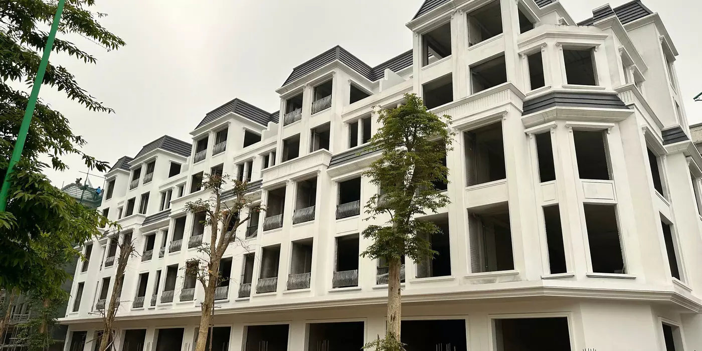 BÁN BIỆT THỰ CỔ BI DT 98M2 NGAY CẠNH TRƯỜNG HỌC CÓ Ô CHỜ THANG MÁY DÂN CƯ ĐÔNG ĐÚC NHỈNH 17 TỶ