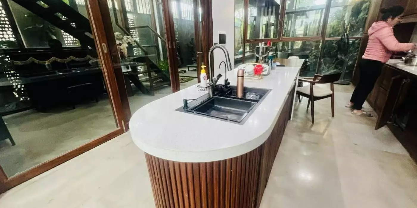 NHÀ TRUNG KÍNH TO, CẦU GIẤY 83m * 7 TẦNG, Ô TÔ TRÁNH VỈA HÈ, SETUP SẴN VÀO LÀM VIỆC NGAY