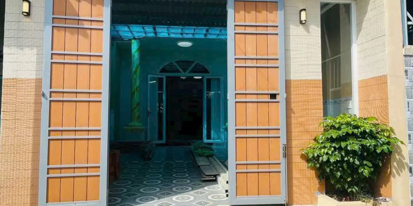 Bán nhà hẻm beton thị trấn Đức Hòa dt 130m2 , 1 lầu, 3pn , 3wc giá 2,35 tỷ