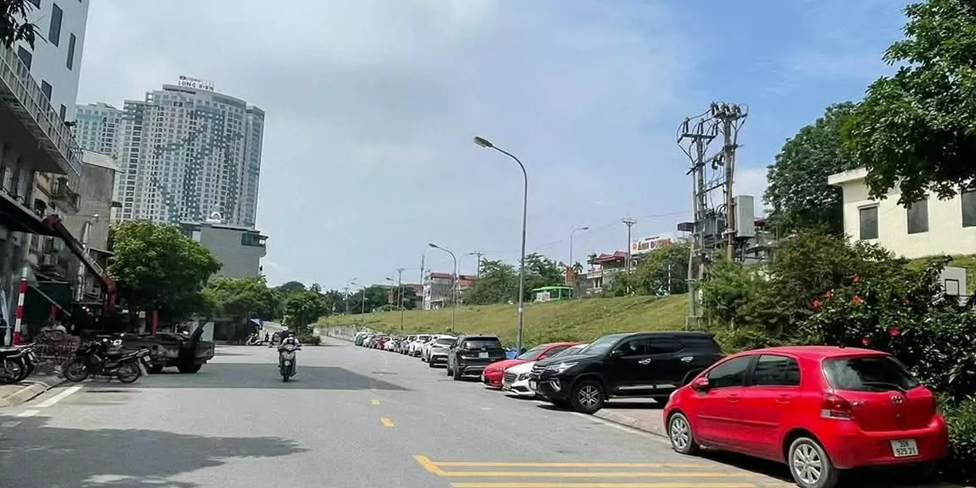 bán nhà Ngọc Thuỵ, 115m, mặt tiền 5.6m, 1 nhà ra mặt phố, 7 chỗ vào nhà