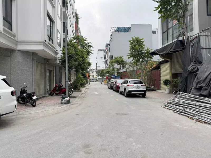 Cần bán 50m2 đất TT1 TĐC Ngọc Thụy. Đường rộng 13m, ngay gần hồ điều hòa và công viên