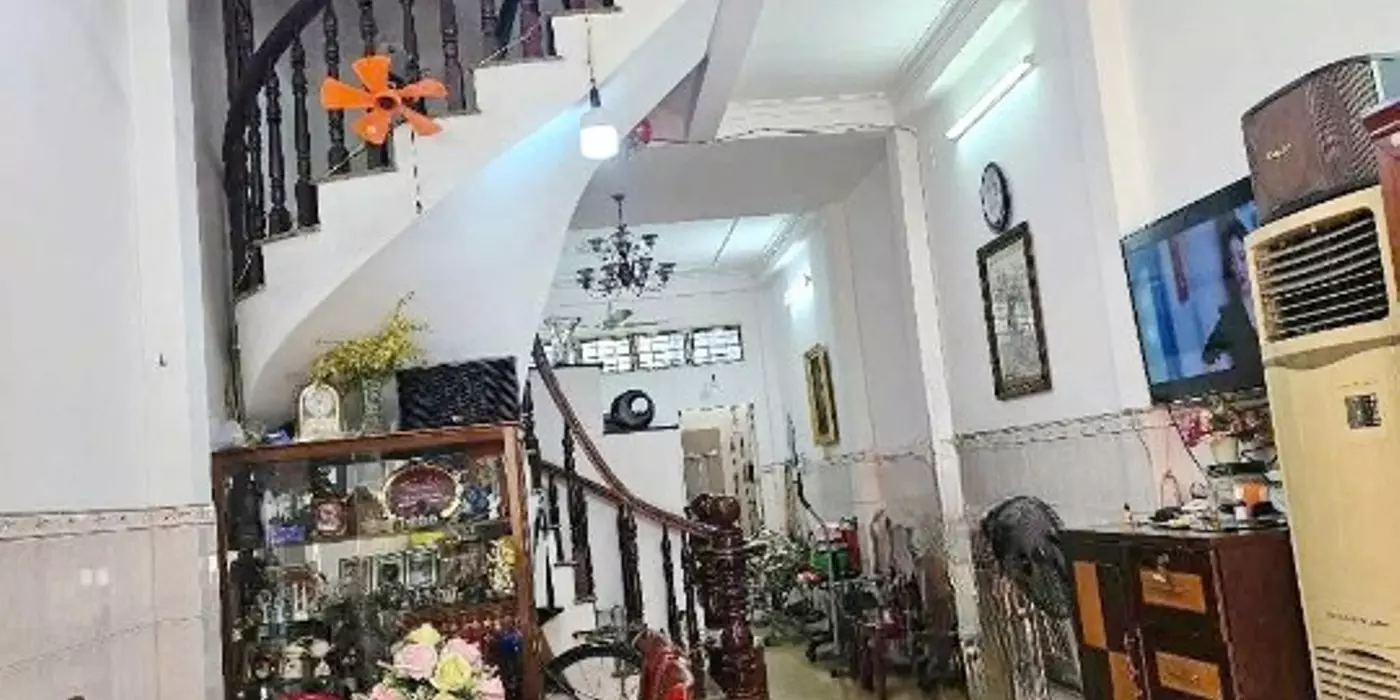Nhà đẹp ngay trường Võ Văn Kiệt P13Q8 P.Phú Định