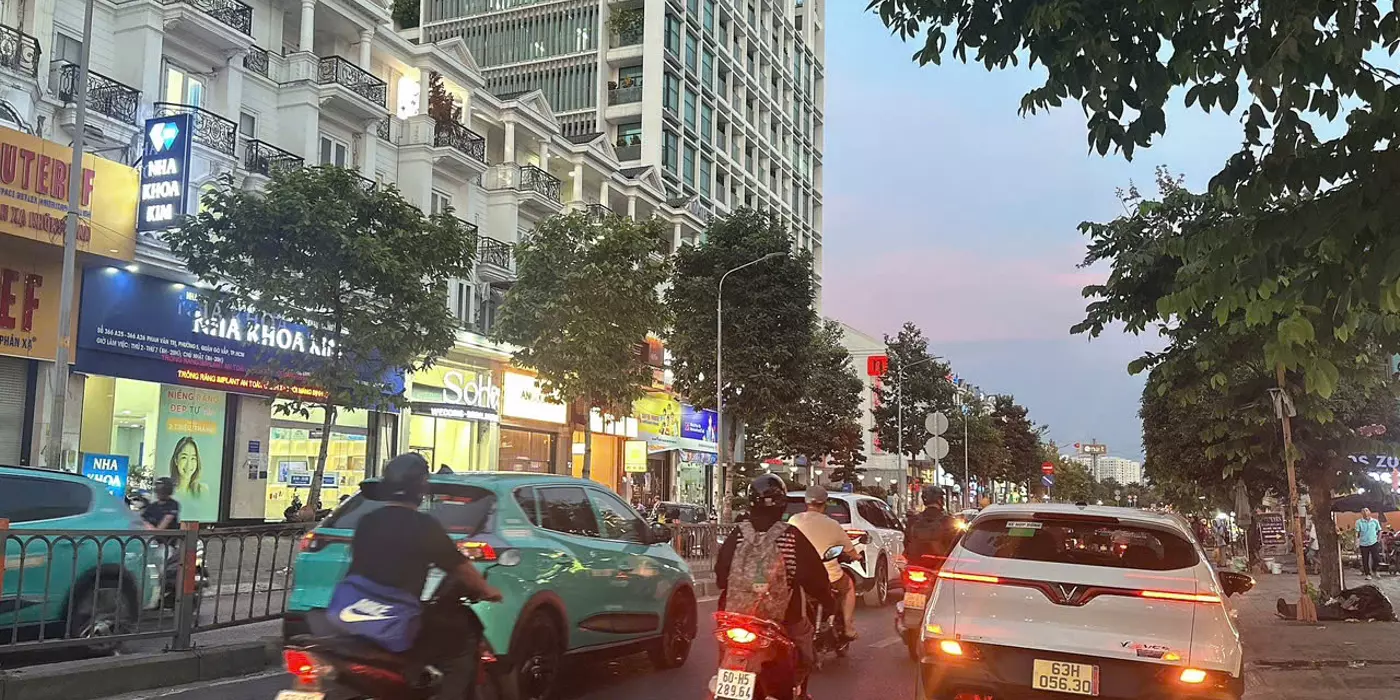 Bán Khách sạn ngay Emart Phan Văn Trị 5 lầu 13P DTS 255m2 khai thác 100tr chỉ 13.9 tỷ.