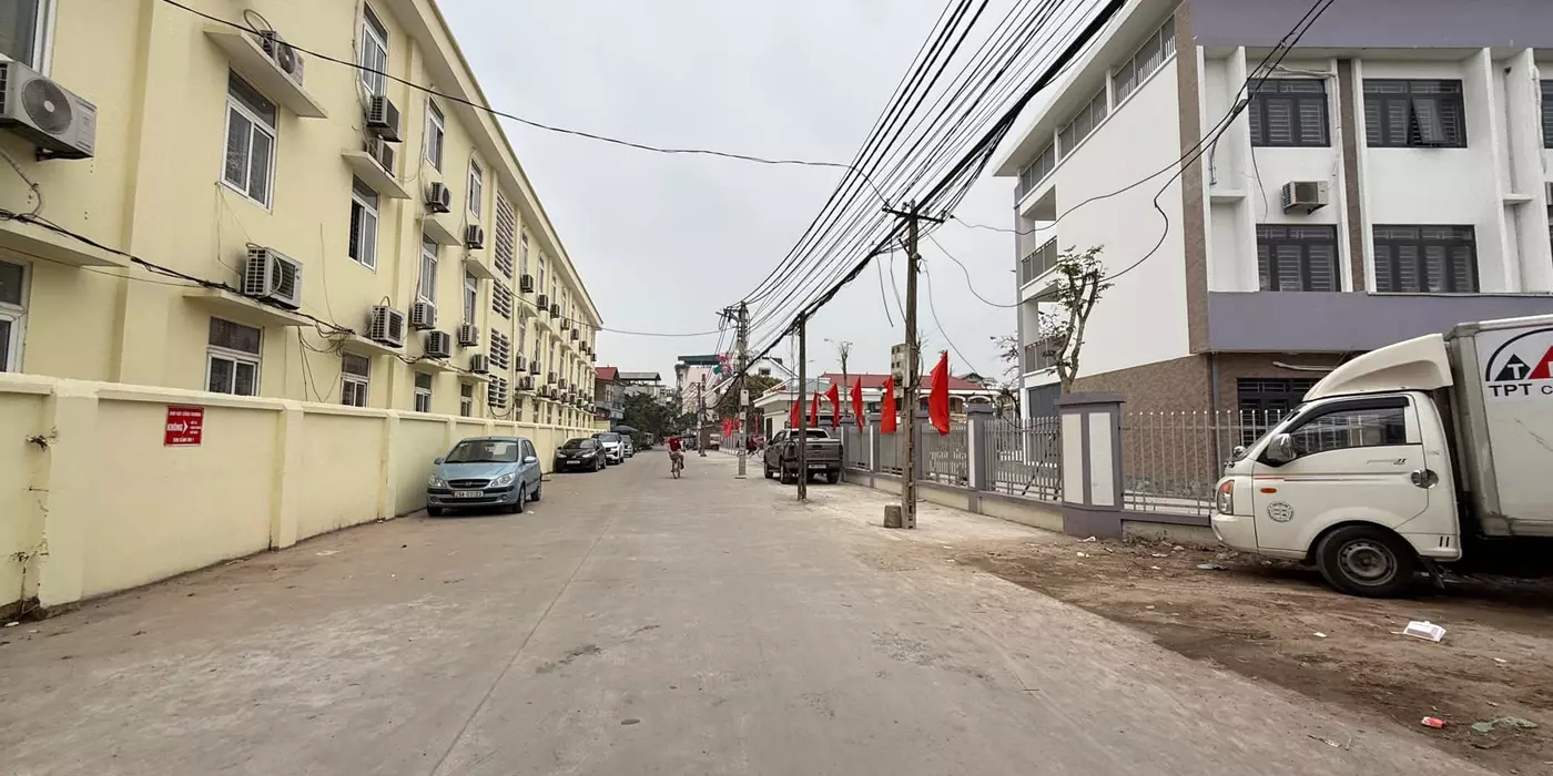 HÀNG HIẾM – ĐẤU GIÁ SÁP MAI – VỈA HÈ – Ô TÔ TRÁNH . Diện tích: 69m² Mt 5m – vuông đẹp, dễ xây.