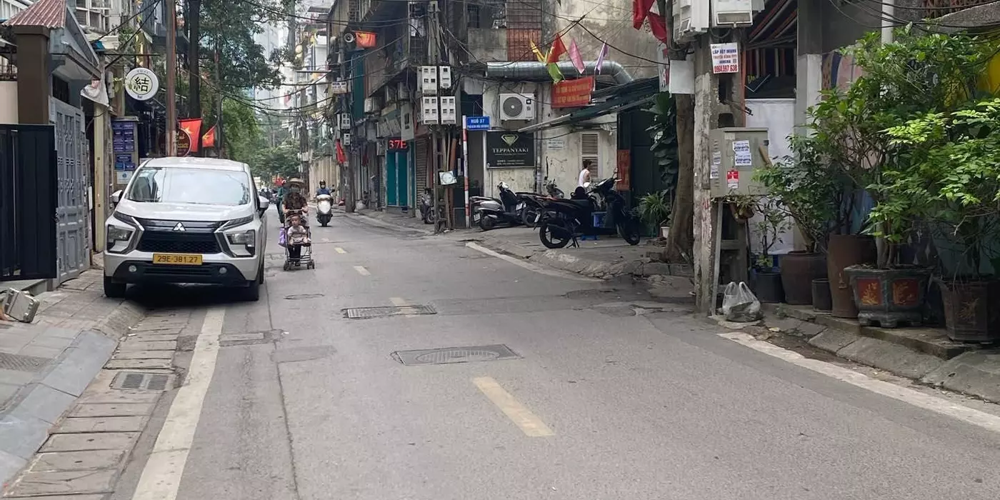 HIẾM CÓ! TRUNG TÂM BA ĐÌNH - 80M² NHÀ 3
 TẦNG  - CÁCH PHỐ 70M, GẦN Ô TÔ XÁCH VALY VÀO Ở NGAY/