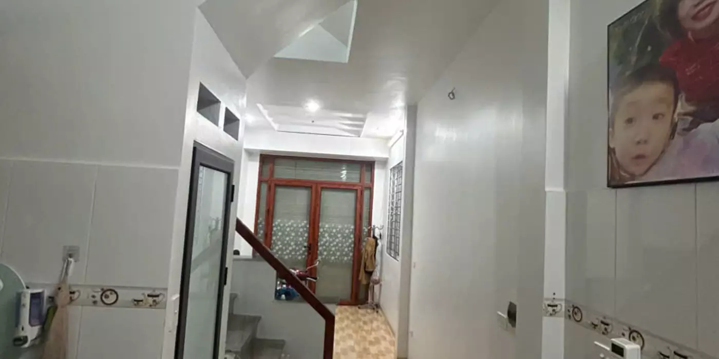Nhà Riêng , chính chủ , sổ đỏ sẵn sàng . Nhà 2 mặt thoáng, ngõ rộng, ô tô đỗ trong nhà.