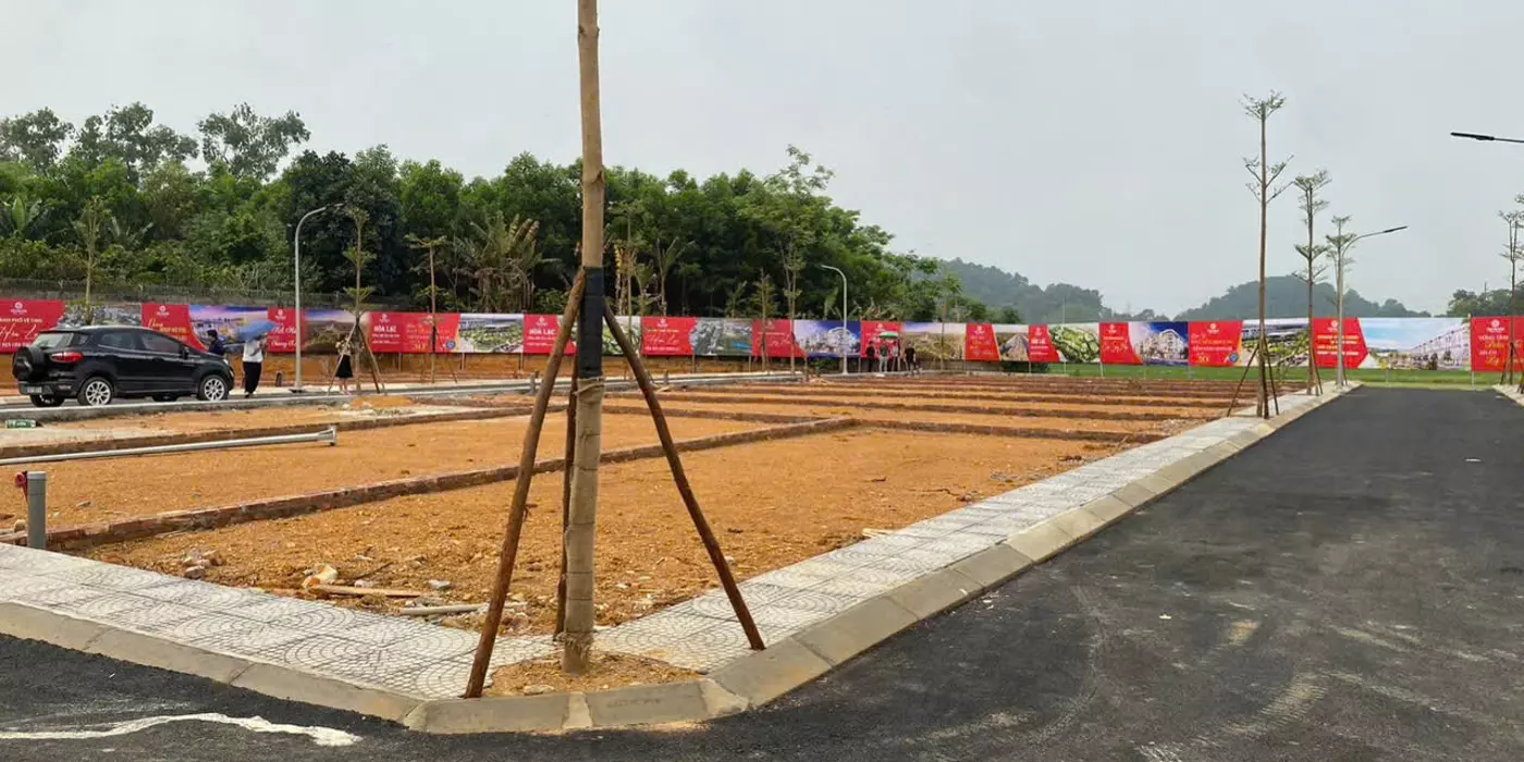 CHÁY HÀNG KHU ĐẤT CẠNH TRƯỜNG ĐH VÀ QUỐC LỘ 80M