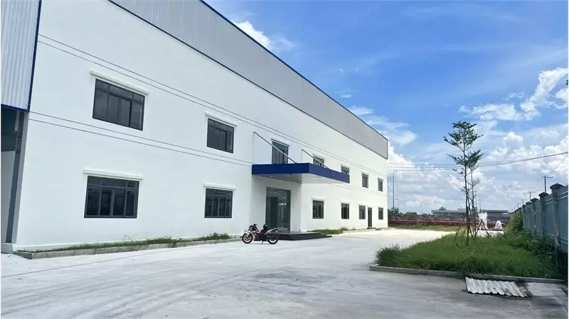 XT101 cho thuê nhà xưởng liền kề, khung thép chắc chắn, chiều cao tổng 17m. SX CNC