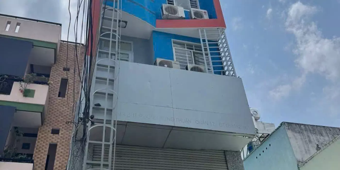 TÒA NHÀ 6 TẦNG – 24 PHÒNG – CÓ THANG MÁY – SÁT TRƯỜNG CHINH 20M