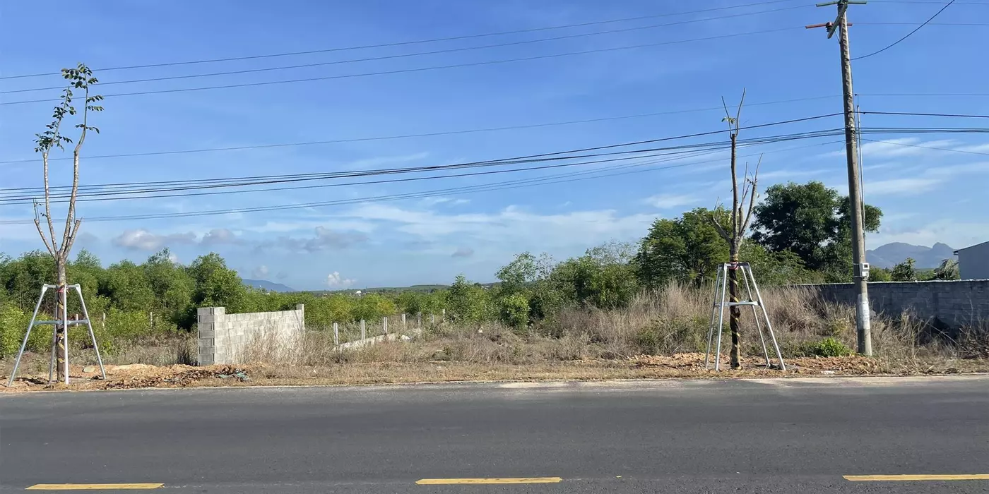 Bán 23.5m x 63m đất ODT mặt tiền Hùng Vương - Tân Bình - LaGi view Biển
