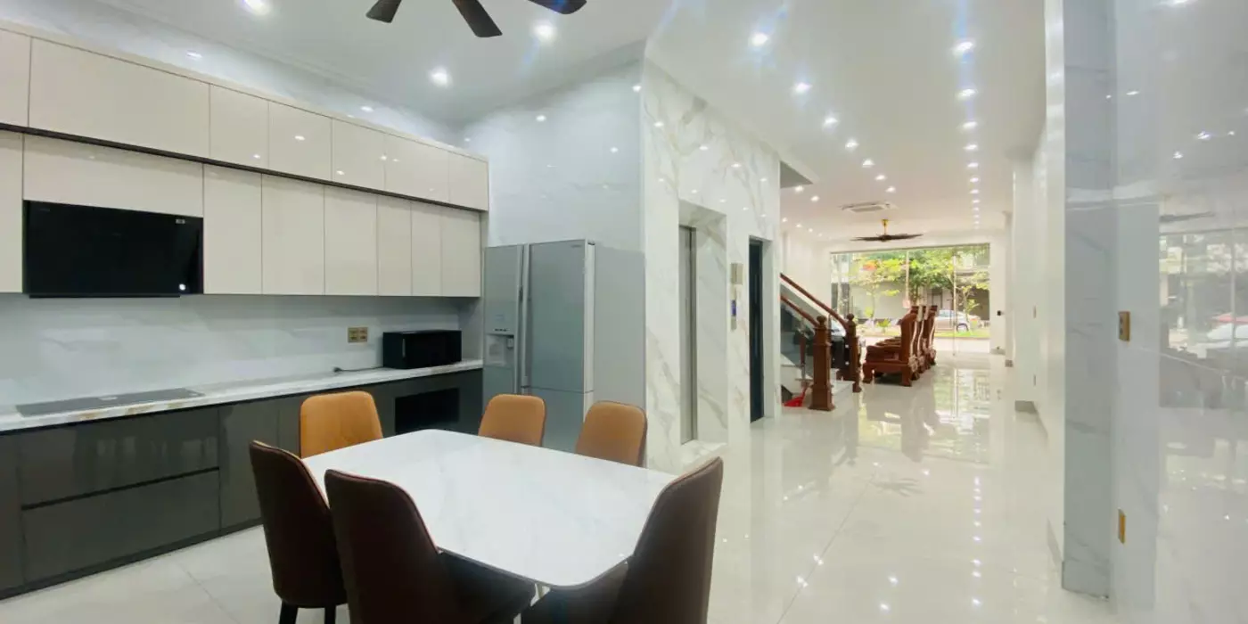 Cho thuê nhà có thang máy, đường rộng 30m, gồm 6 phòng ngủ đủ đồ ở luôn