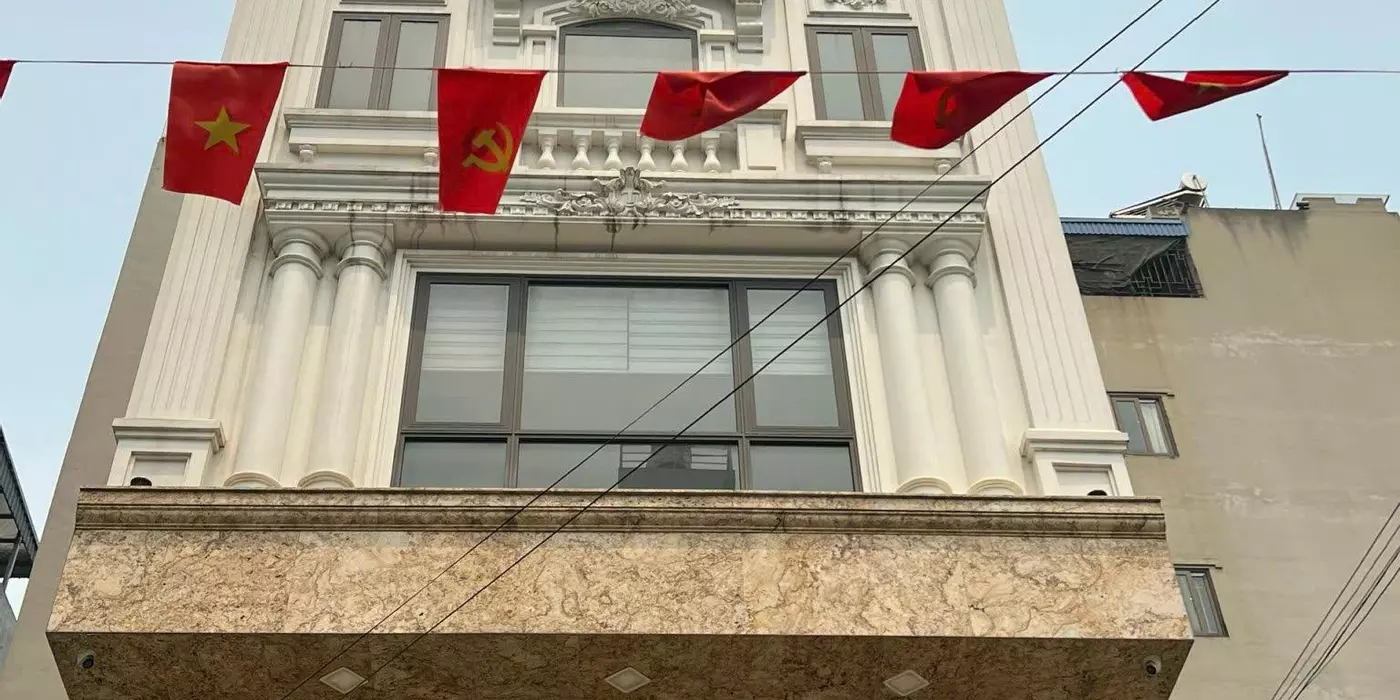 Bán tòa nhà làm trụ sở cty 7,5 tầng, mới xd (có hầm, 5 tầng office, 2 tầng để ở) tại Hà Đông