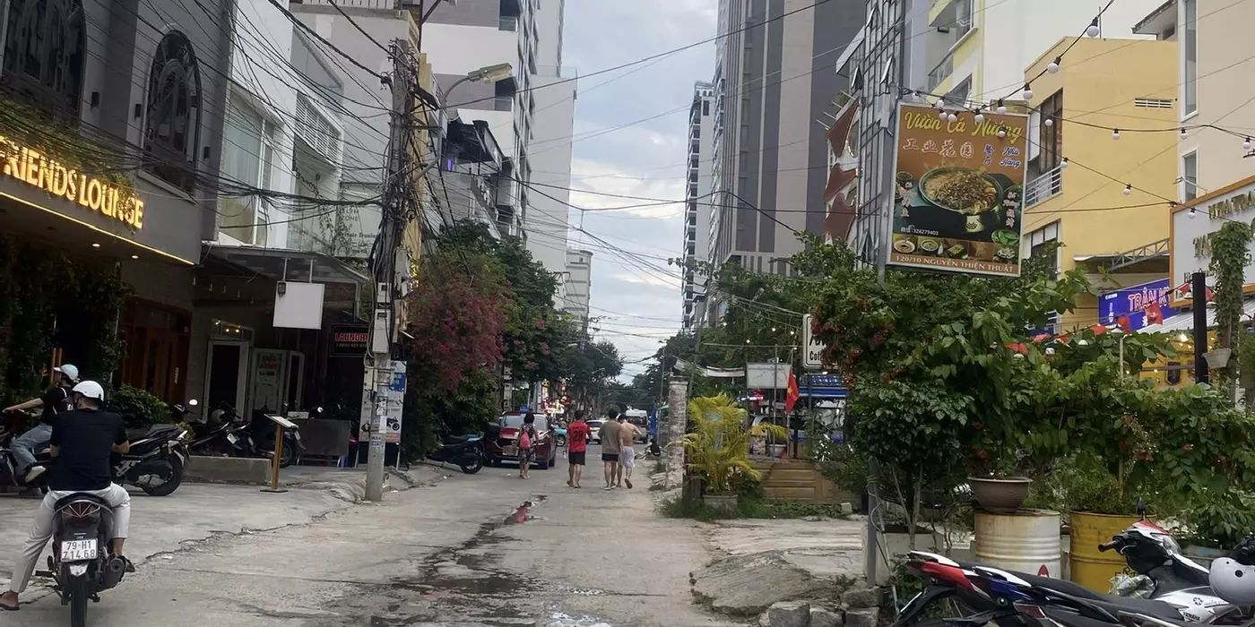 Bán Nhà Đất mặt tiền Phố Tây Trần Quang Khải nối dài * Cách biển Trần Phú chỉ 300m.

Diện tích: