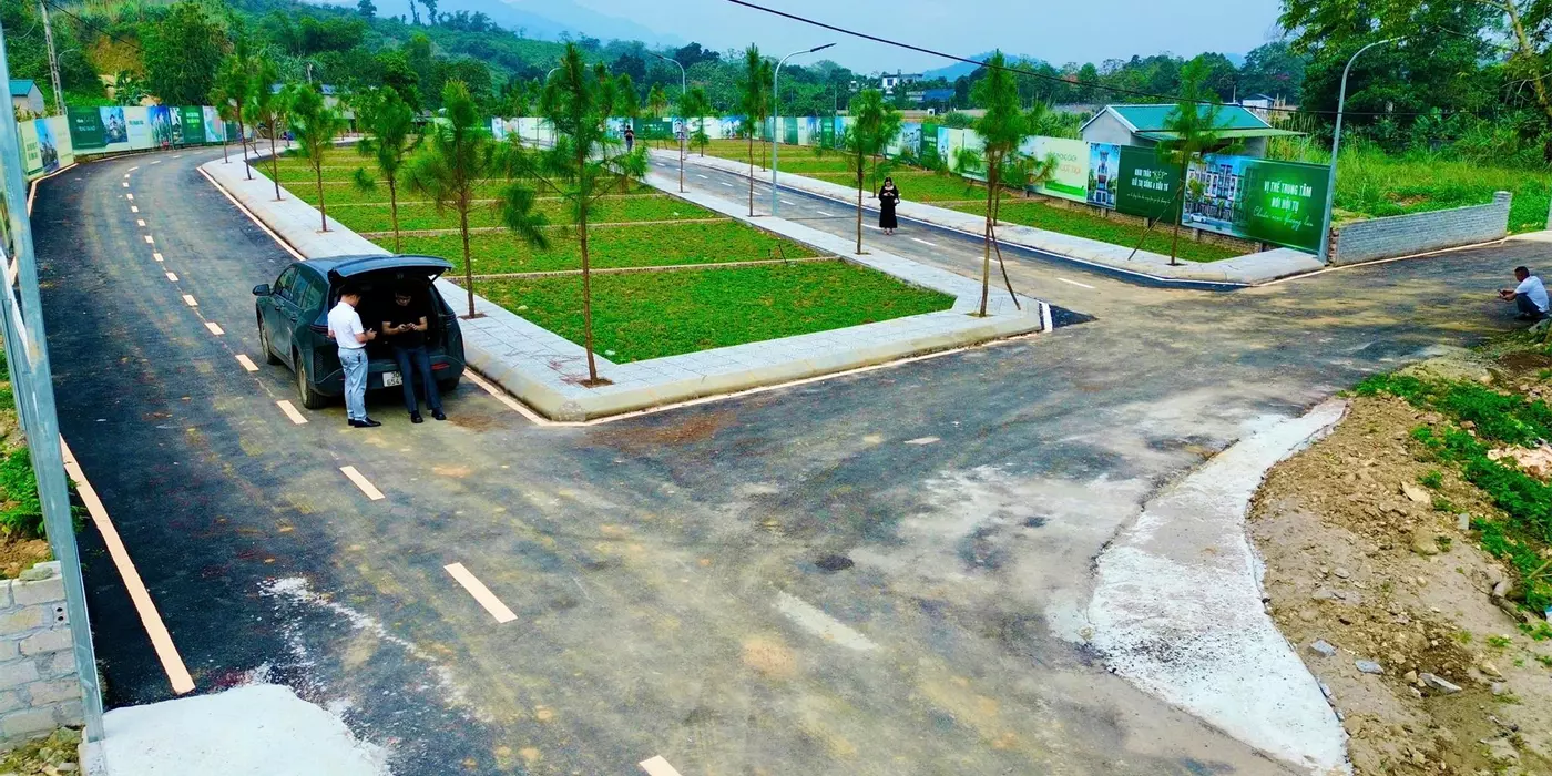 Tôi cần bán mảnh đất đẹp 100m2, mặt tiền 5,97m, đường rộng 15m tại Phú Cát, Hà Nội, giá 2,2 tỷ.