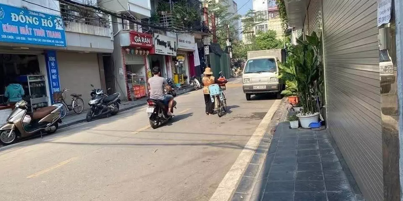 HÀNG HIẾM NGỌC THUỴ -  PHÂN LÔ - 7 TẦNG THANG MÁY - NHÀ MỚI - 7TẦNG 40M2. HƠN 9x..  -Ô TÔ GẦN
-Mô
