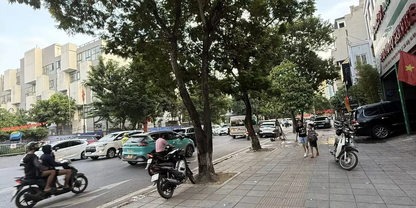 HIẾM CÓ 1-0-2 - TÒA BUILDING MẶT PHỐ KHÚC THỪA DỤ - CẦU GIẤY - MẶT TIỀN 8M - ĐANG CHO THUÊ 200