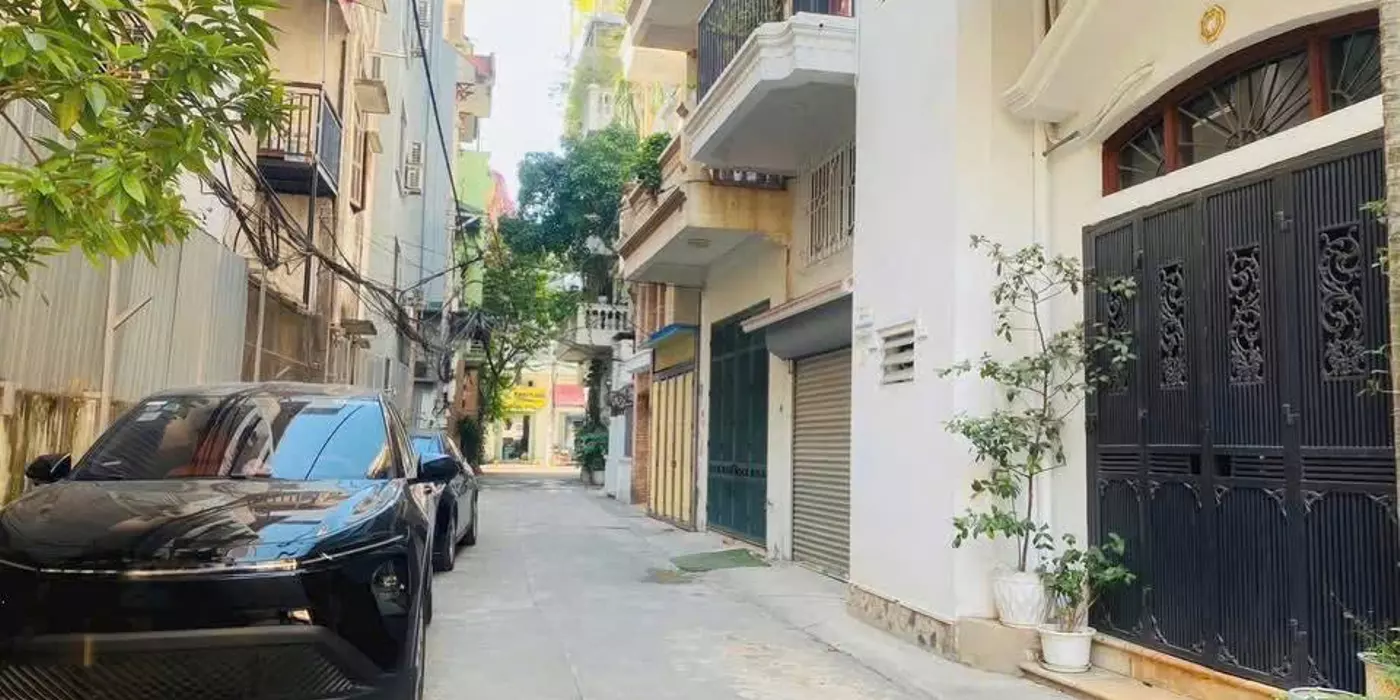 NHÀ 6 TẦNG  PHỐ NGUYỄN SƠN -LONG BiÊN -40M2 .13 TỶ- THANG MÁY -GARA TÔ -LÔ GÓC