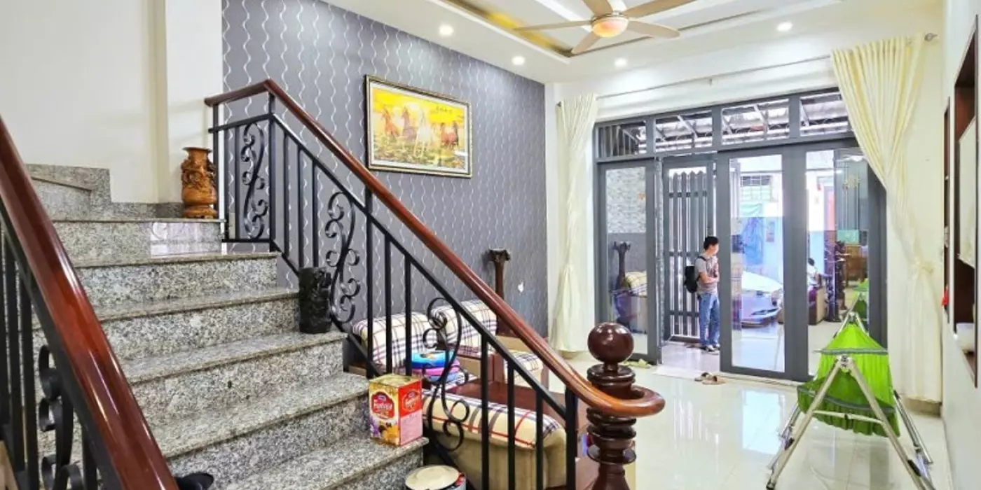 Bán nhà mặt phố đường 827, Phường Phú Hữu,  Q.9, Thủ Đức, TP HCM. DT  64m2, 4 tầng, SHR. Giá -