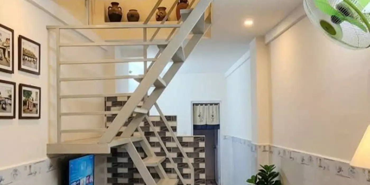 Nhà Hiếm - Quận 5 - 3PN, 4 WC - Hơn 2 tỷ - Cách chợ Hòa Bình 100m