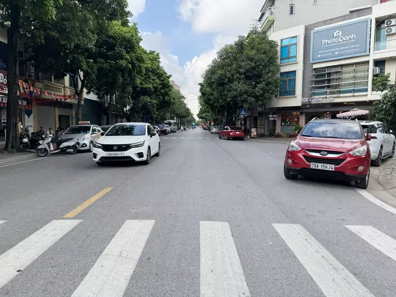 Cần bán căn góc nhà mặt phố Phạm Khắc Quảng: 59m2, từ tầng 2 lên 74m2, 3 mặt xung quanh là vườn hoa