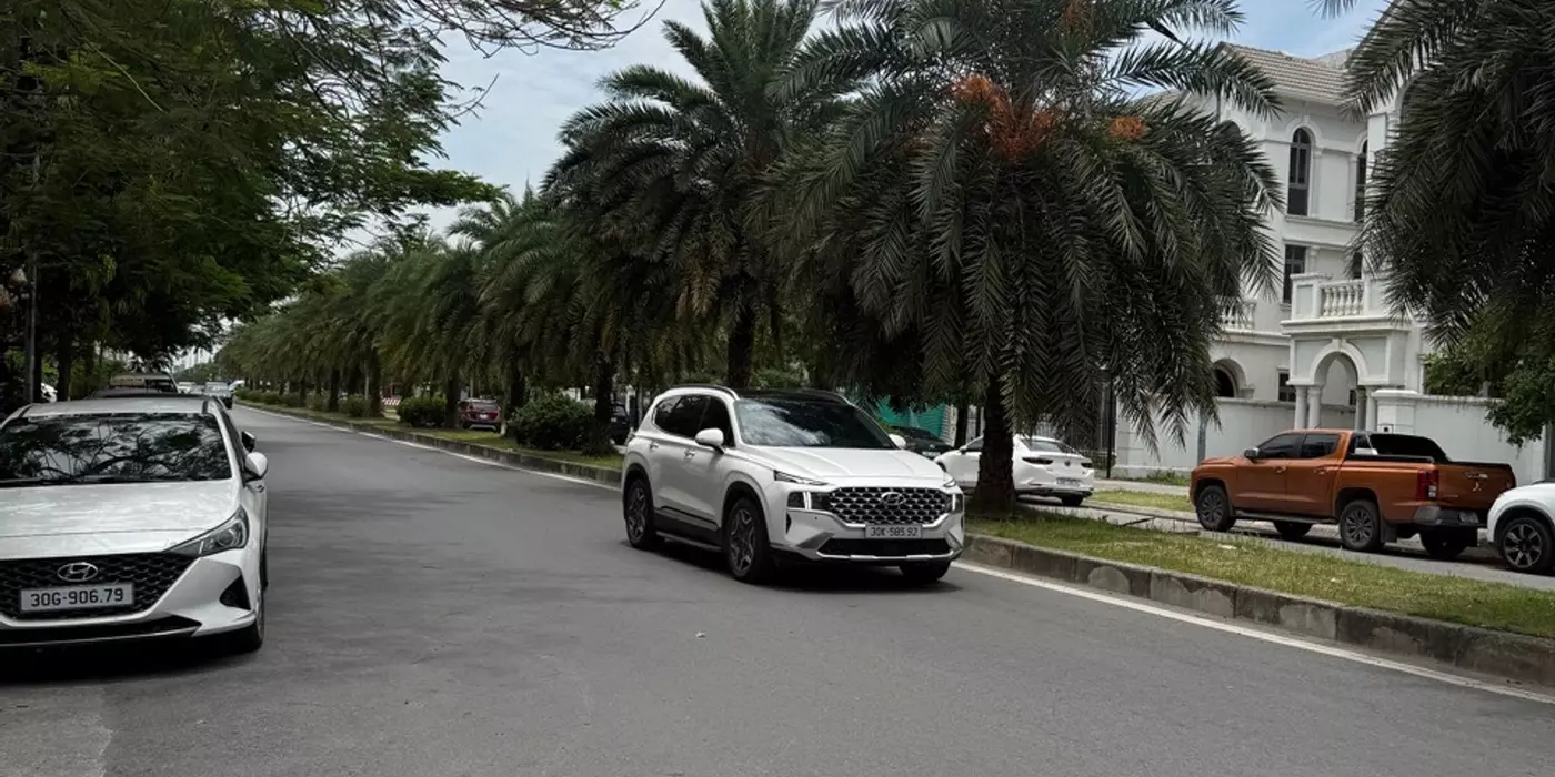 BÁN ĐẤT MẶT PHỐ VIỆT HƯNG 52M2- LÔ GÓC- VỈA HÈ RỘNG- 16.x Tỷ