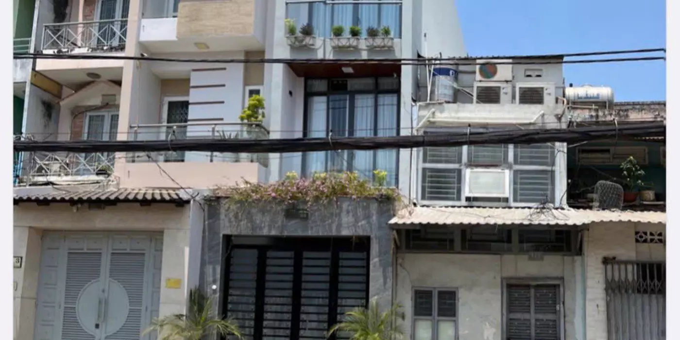 bán nhà mặt tiền kinh doanh 
Ngang 3.3 dài 16m đúc xây dựng mới Q4 cạnh Q1