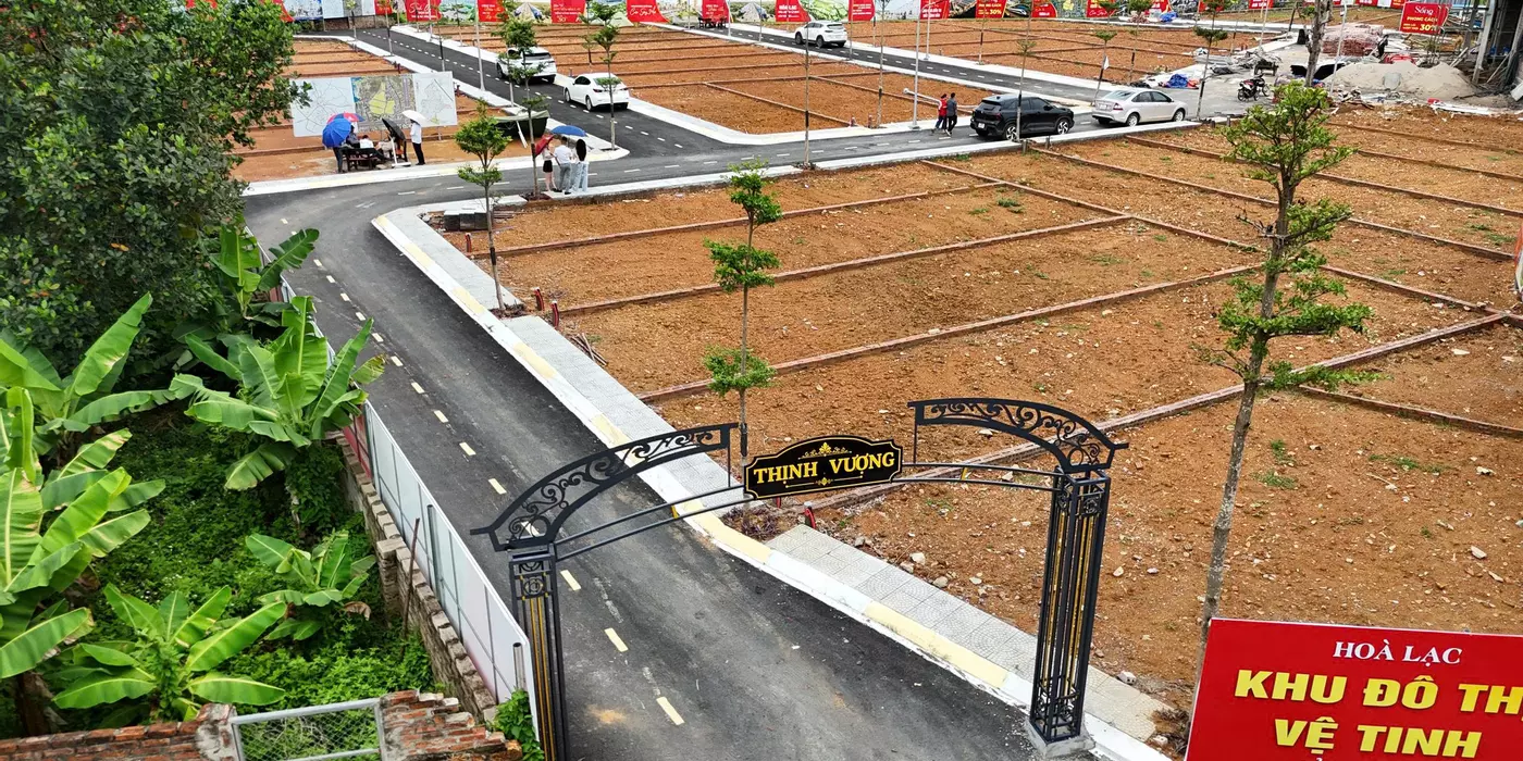 Vị trí vàng, lô góc 2 mặt tiền 102m hot nhất Hòa Lạc, có việc nên cần bán lại.- Diện tích: