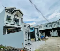 Bán Gấp Nhà Ngộp Bình Chánh, ngay trung tâm hành chính huyện, tiện ích đầy đủ, khu dân trí cao ..!