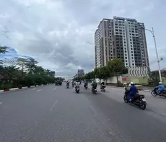 bán nhà mặt phố Long Biên, 75m x 8 tầng, mặt tiền 8m, vỉa hè, kinh doanh văn phòng
