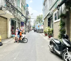 Nhà căn góc, 2 mặt tiền, 3 tầng - Hẻm xe tải - Có dòng tiền cho thuê 11 triệu / tháng.