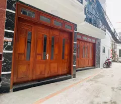 Bán nhà phố Xuân La DT 33m2,6 tầng, 3,3m MT. nhà đẹp ở luôn.