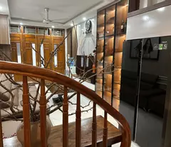 Bán nhà phố Xuân La DT 33m2,6 tầng, 3,3m MT. nhà đẹp ở luôn.