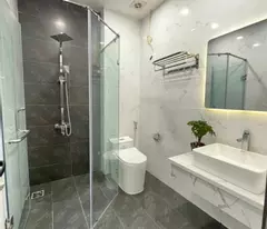 BÁN NHÀ HOÀNG QUỐC VIỆT, DT 40M2, THANG MÁY, GẦN PHỐ, Ở NGAY, CHỈ 10.5 TỶ